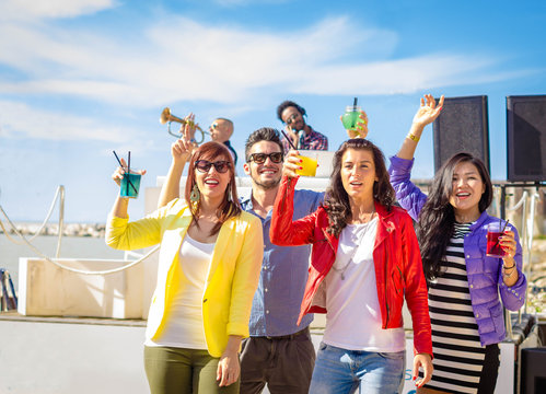gruppo di amici si divertono a un beach party- lifestyle concept