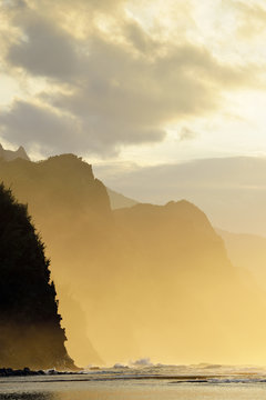 USA, Hawaii, Hanalei, Sunset at Kee Beach and view to Na Pali Coast