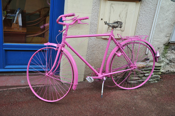 Fototapeta na wymiar Vieux vélo peint en rose dans les rues de Pornic