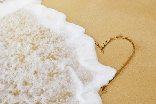 USA, Hawaii, Maui, Makena Beach State Park, wave on heart drawn in sand