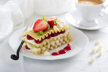 Dessert lasagna with berries and kiwi