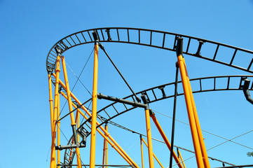 Kurven und Stahltr&auml;ger einer Achterbahn