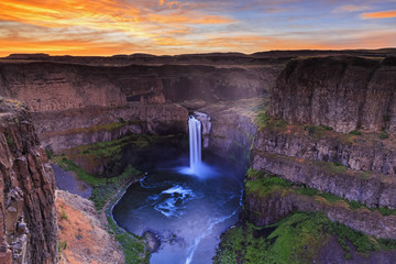 USA, Washington State, Palouse, Palouse River, Palouse Falls in the evening