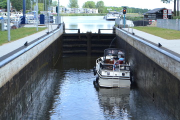 motorboot passeert een sluis in de Oude IJssel © henkbouwers