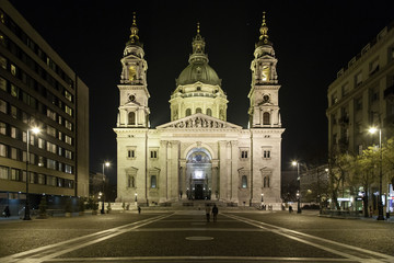 Fototapeta na wymiar Nocturne Szent Istvan Bazilika