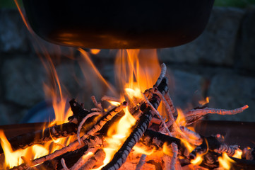 Kochen über dem Lagerfeuer, Flammen unterm Kessel