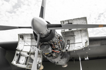 offenes Triebwerk bzw. Propeller eines Flugzeugs