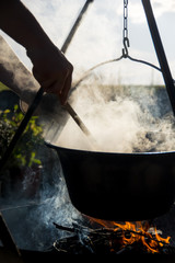 Kochen im Kessel über der Feuerschale