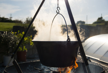 Kochen im Kessel über der Feuerschale