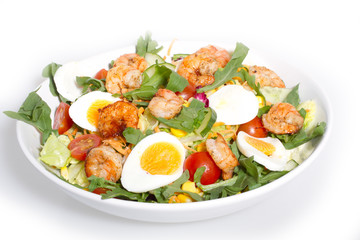 Salatteller mit Scampi, Ei, Tomate, 