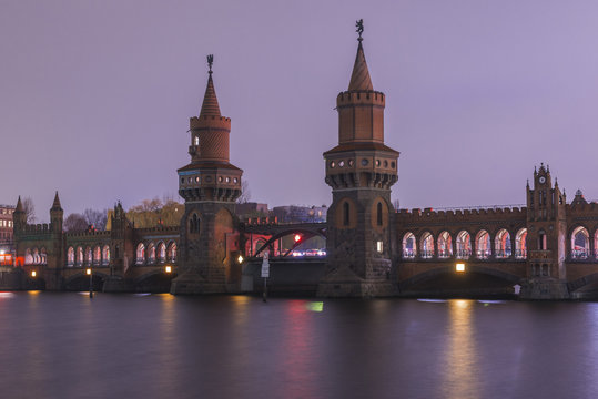 Germany, Berlin, view to Oberbaum Bridge at twilight