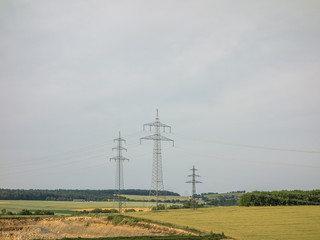Überlandleitung im Weizenfeld