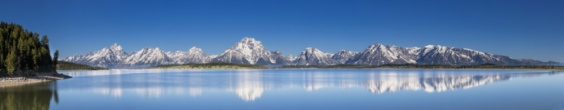USA, Wyoming, Grand Teton National Park, Jackson Lake with Teton Range, Mount Moran, Panorama