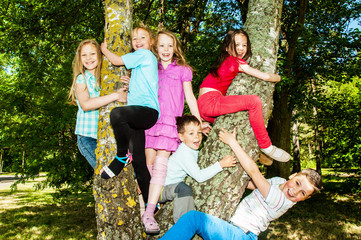 Group children sitting on a tree