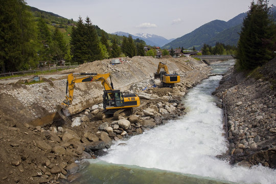Bagger bei einer Flussregulierung