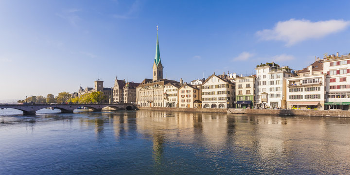 Switzerland, Zurich, Old town, Limmat River, Muenster Bridge and Fraumuenster Church
