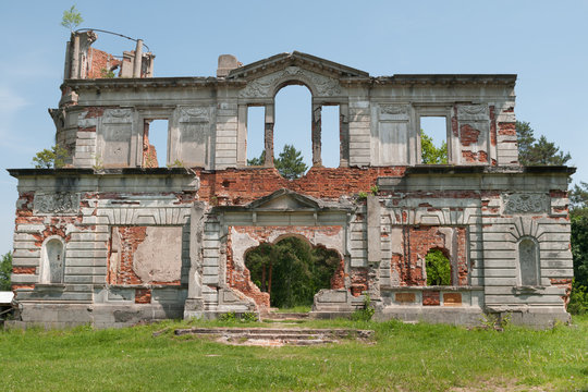 ruine ainer villa in der ukraine