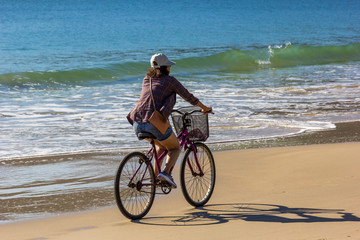 Fototapeta premium Pedalando na praia.