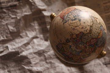 地球儀と新聞紙