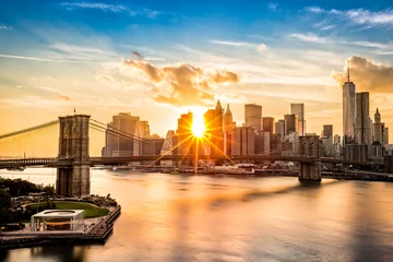 Fototapeten Brooklyn Bridge und die Skyline von Lower Manhattan bei Sonnenuntergang © mandritoiu