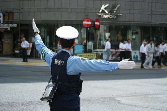 交通整理をする警察官 後ろ姿 Stock 写真 Adobe Stock 交通整理をする警察官 後ろ姿 Stock 写真 Adobe Stock