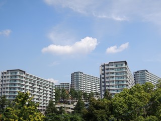 青空と大型マンション