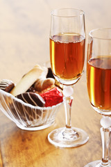 Gläser mit Sherry Wein und Glasschälchen mit Konfekt