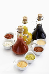 Glasflaschen und Saucenschälchen mit Knoblauchdip, Cocktailsauce, Tomatensalsa, Mango Dip, Cheesedip, Sojasauce, Dips, Saucen, Gewürze