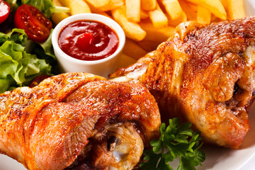 Grilled turkey thigs with chips and vegetables 