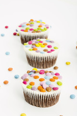 Schokocupcakes mit bunten Schokoladenlinsen