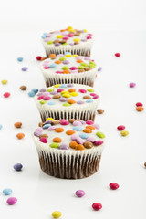 Schokocupcakes mit bunten Schokoladenlinsen