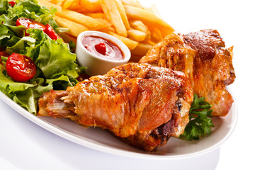 Grilled turkey thigs with chips and vegetables 