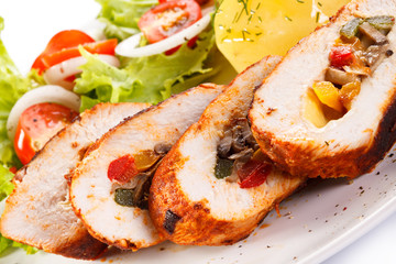 Stuffed chicken fillets and vegetables 