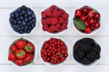 Beeren Früchte in Schüssel mit Erdbeeren, Himbeeren und Kirsch
