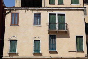 Obraz premium Old gungy wall with immured window