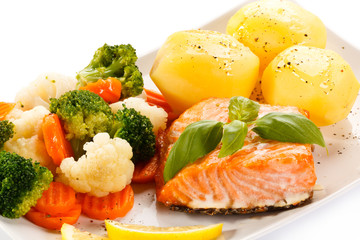 Grilled salmon, white rice and vegetables