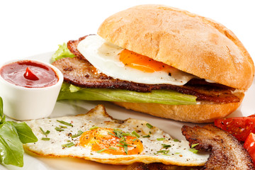 Breakfast - sandwich, egg, bacon and vegetables