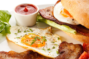 Breakfast - sandwich, egg, bacon and vegetables