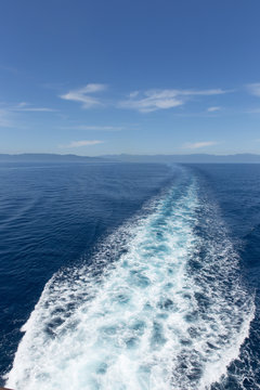 船の航行跡（航跡）を望む爽やかな海の景観