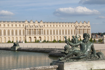 Fototapeta na wymiar Statues en bronze des fontaines du chateau de Versailles