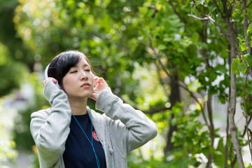 ヘッドフォンで音楽を聞く女性
