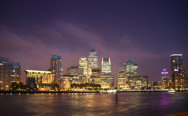 Obraz premium London, Canary Wharf in night with lights reflection in Thames water