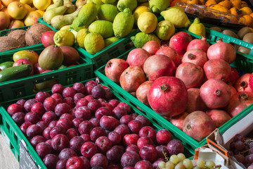 Frutta colorata in cassette verdi esposta per la vendita