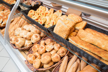 Pane e pizza esposti per la vendita