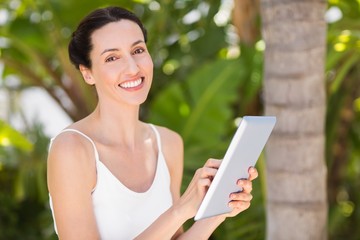 Fototapeta premium woman in white using her phone 
