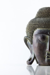 Cabeza de Buda sobre  un fondo blanco