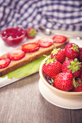 sandwich with strawberry