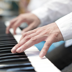 Obraz premium player pianist fingers on keyboard close up
