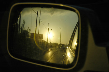 Puesta de sol vista a través del espejo retrovisor
