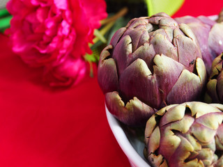 Obraz premium Artichokes with a flower in the background